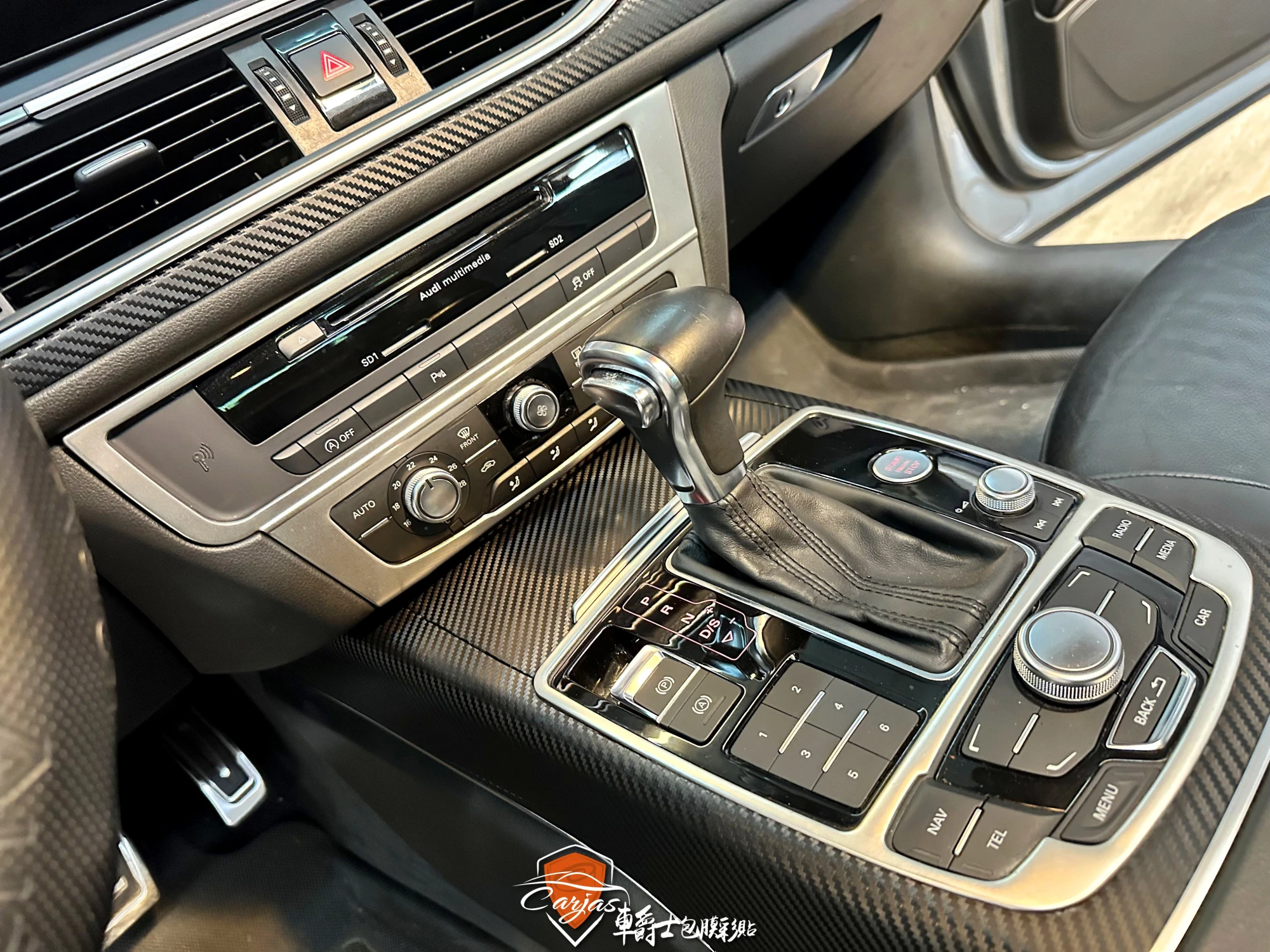AUDI A6 內裝飾板3D黑卡夢改色貼膜