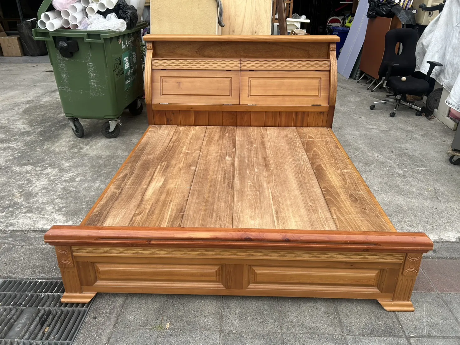 肖楠木六尺床架＄12800