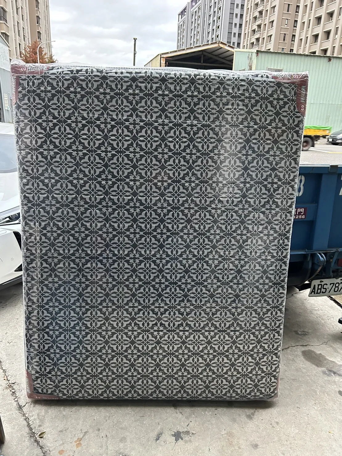 全新五尺竹炭布獨立筒床墊（有加三公分乳膠墊）＄5800