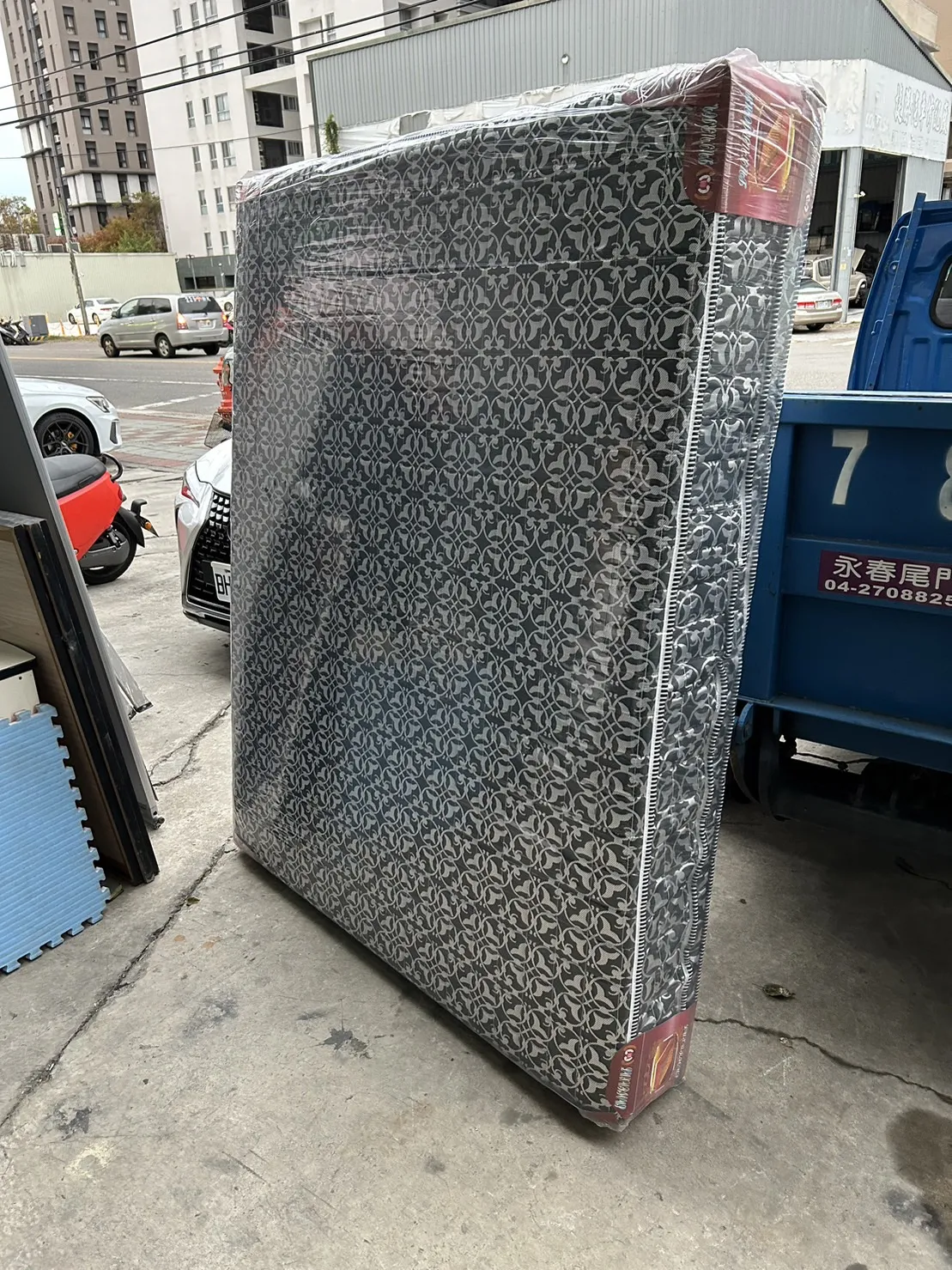 全新五尺竹炭布獨立筒床墊（有加三公分乳膠墊）＄5800