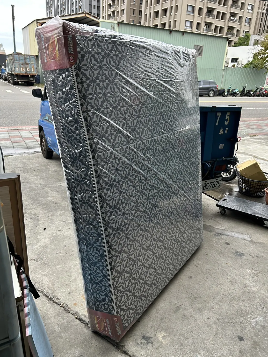 全新五尺竹炭布獨立筒床墊（有加三公分乳膠墊）＄5800