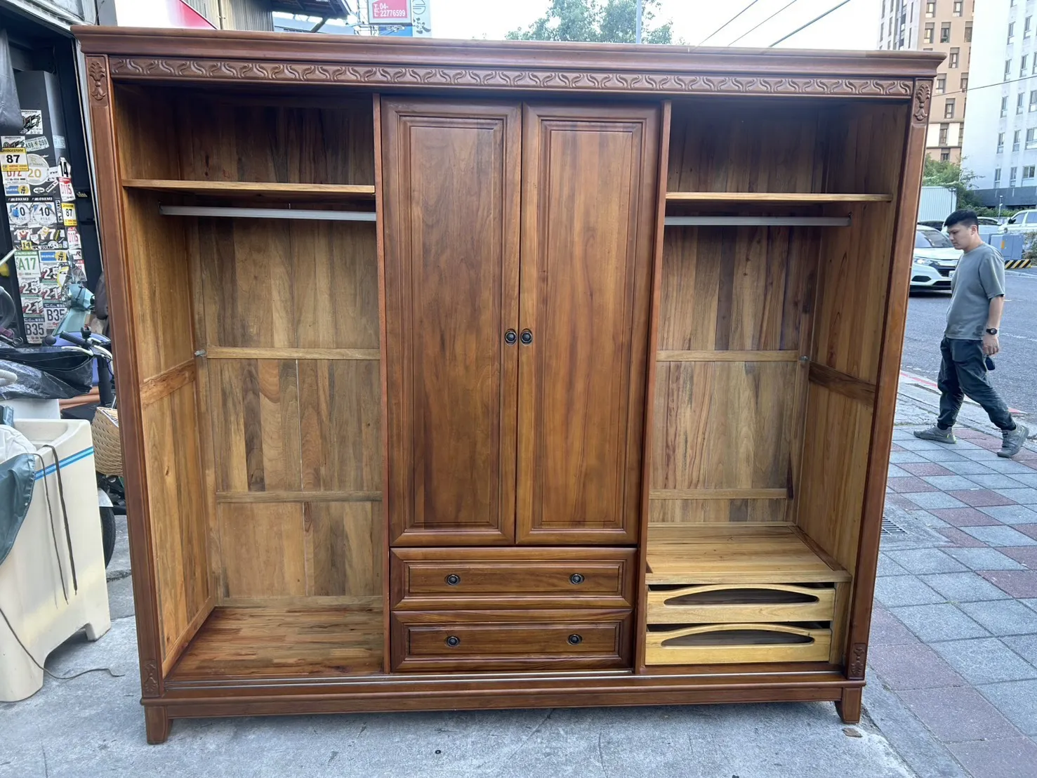 樟木八尺推門衣櫃＄16800