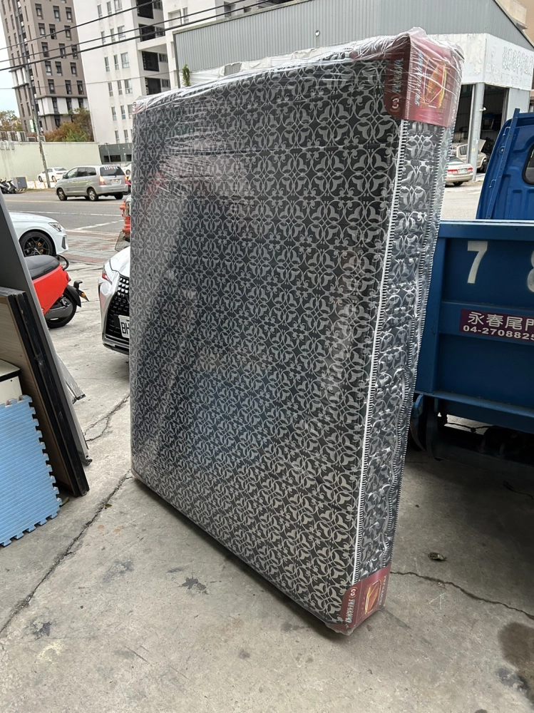 全新五尺竹炭布獨立筒床墊（有加三公分乳膠墊）＄5800