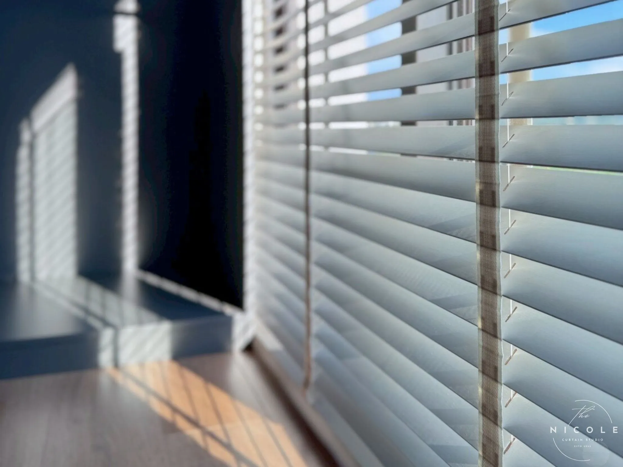 【美麗華桔柿】新竹新埔窗簾設計案例｜直立柔紗簾、雙層布簾、實木百葉、衛浴鋁百葉一次到位