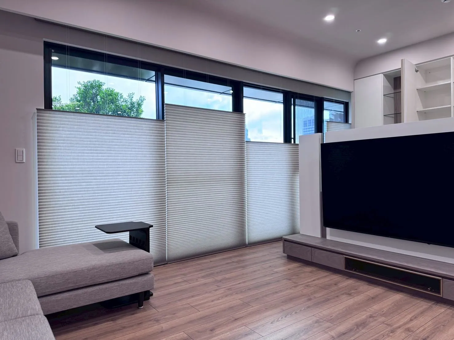 《寶輝世紀莊園》台中西屯窗簾設計案例｜電動亨特風琴簾半遮光＋臥室遮光隔熱，一次完成全室質感