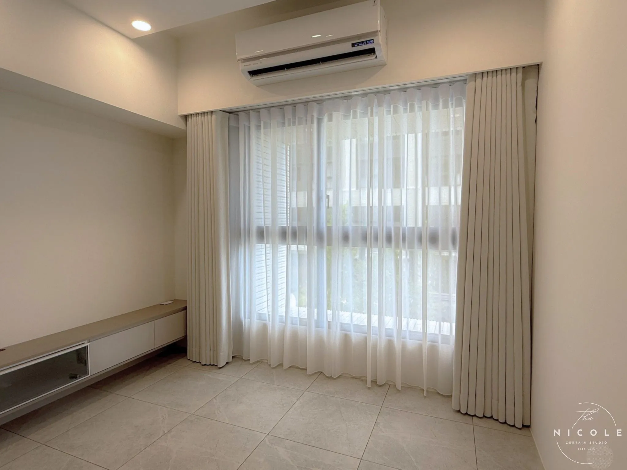 《星都會》新竹竹東窗簾設計案例｜電動雙層布簾、折景簾、仿木百葉簾與透光捲簾打造高級質感宅