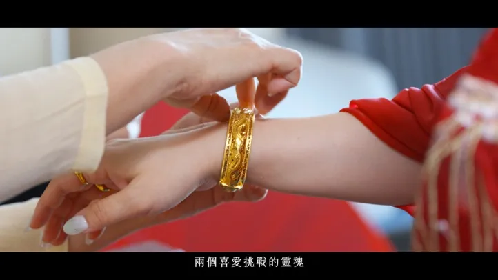 一張含有 人員, 手指, 時尚配件, 手腕 的圖片自動產生的描述