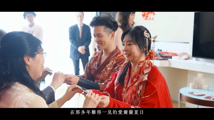 一張含有 人員, 服裝, 人的臉孔, 室內 的圖片自動產生的描述