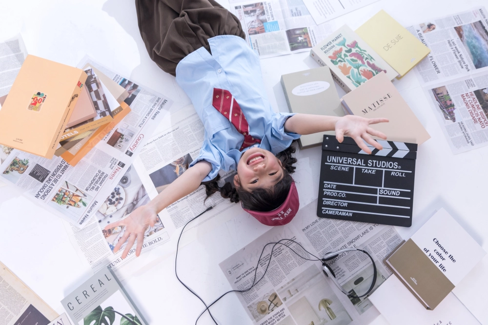 美式復古校園風（藍色襯衫＋紅色領帶）