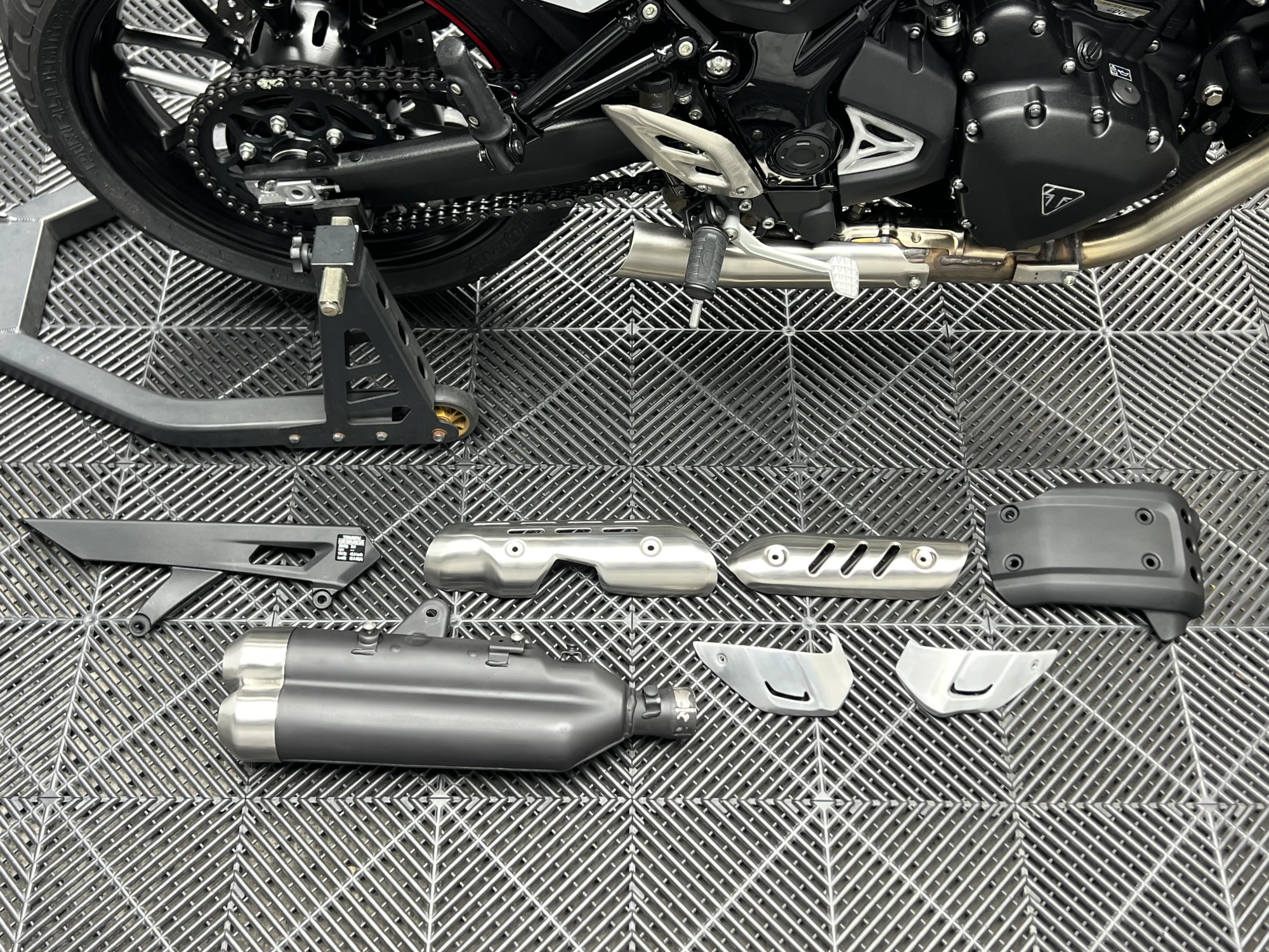 TRIUMPH TRACKER 400 鍍膜施工
