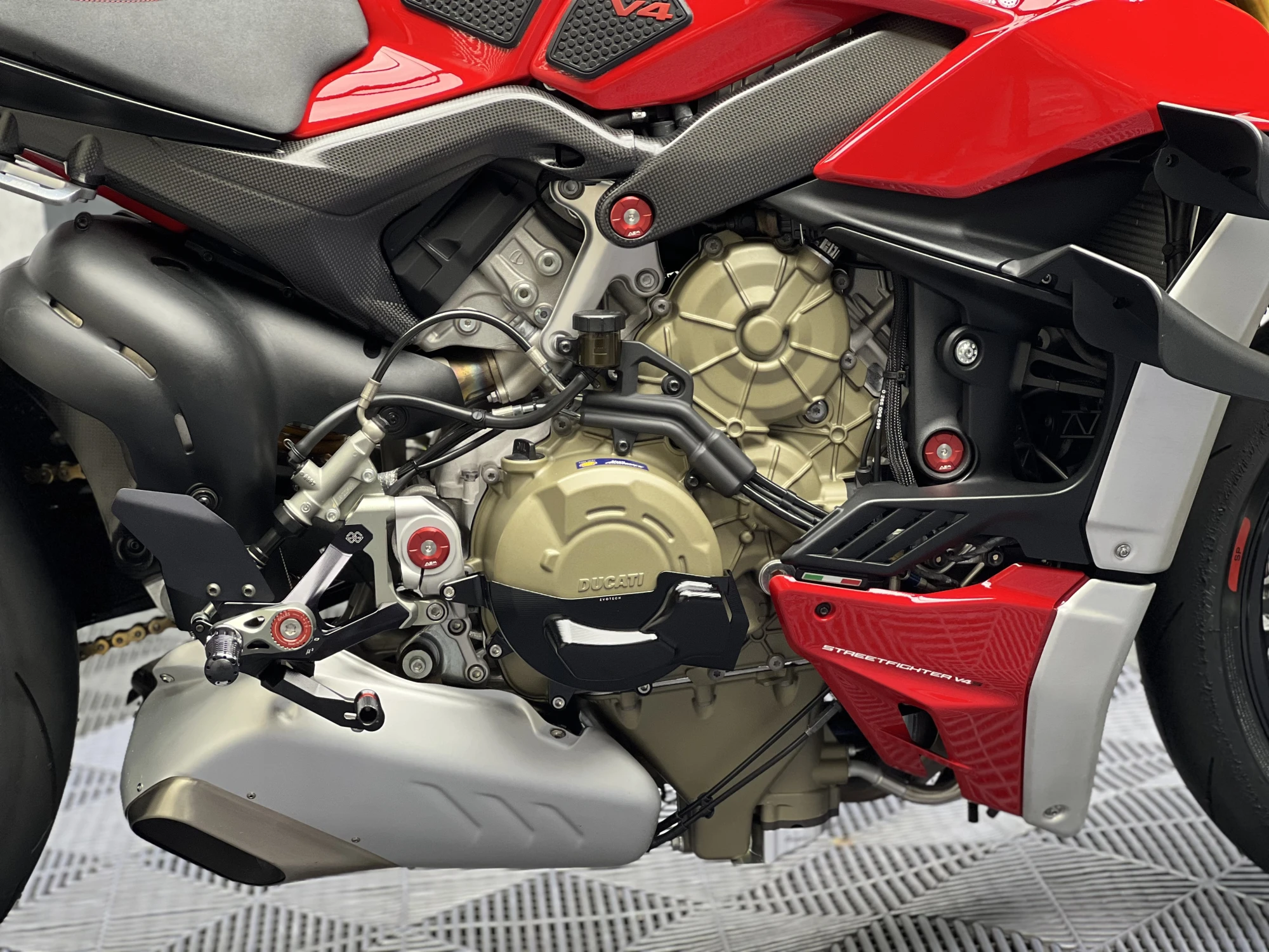 DUCATI STREET FIGHTER V4S 鍍膜施工