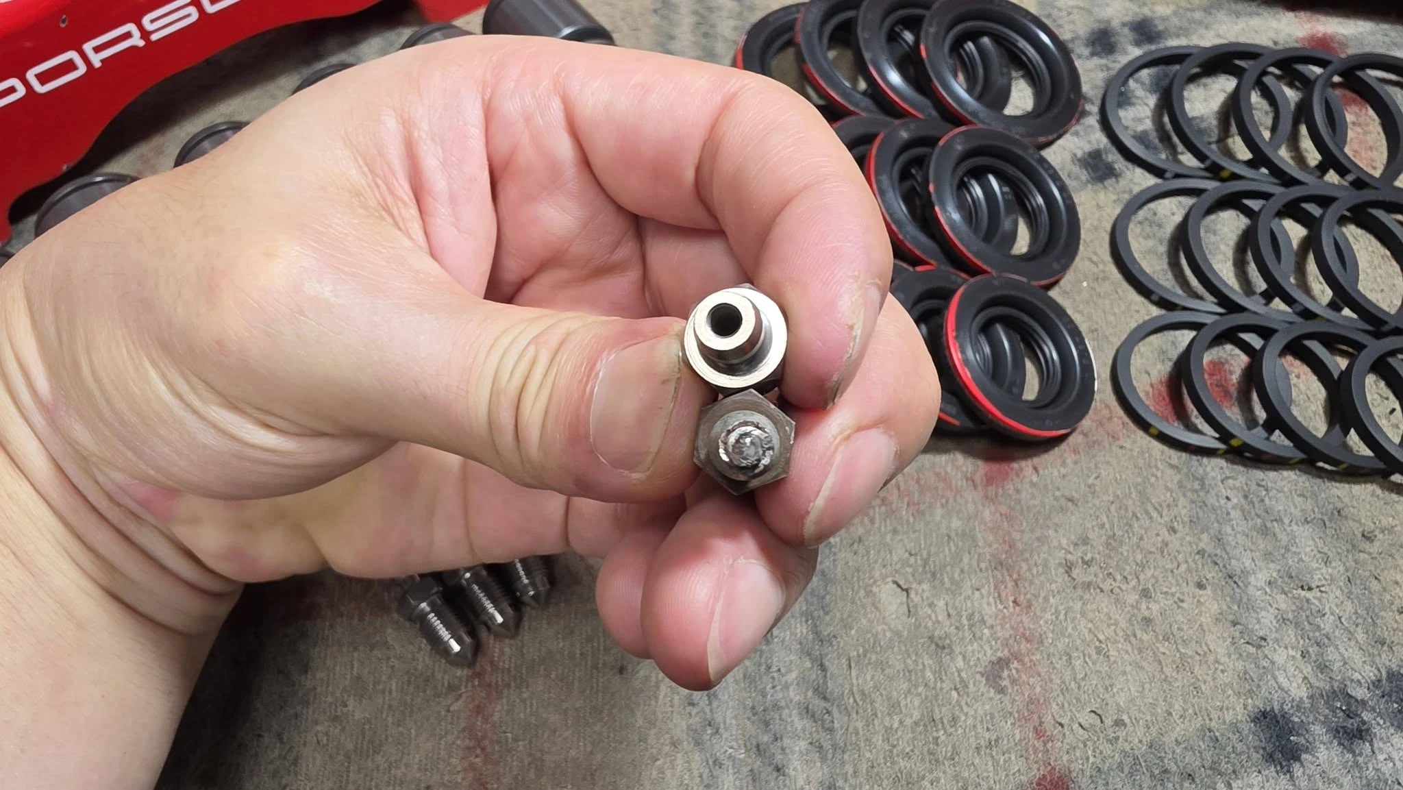 Brembo 18Z 六活塞卡鉗洩油孔崩牙維修