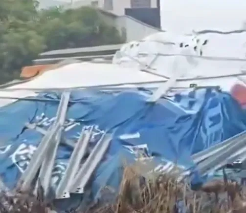 出清脫手鐵棟鋼構達建180坪的H型鋼C型鋼浪板