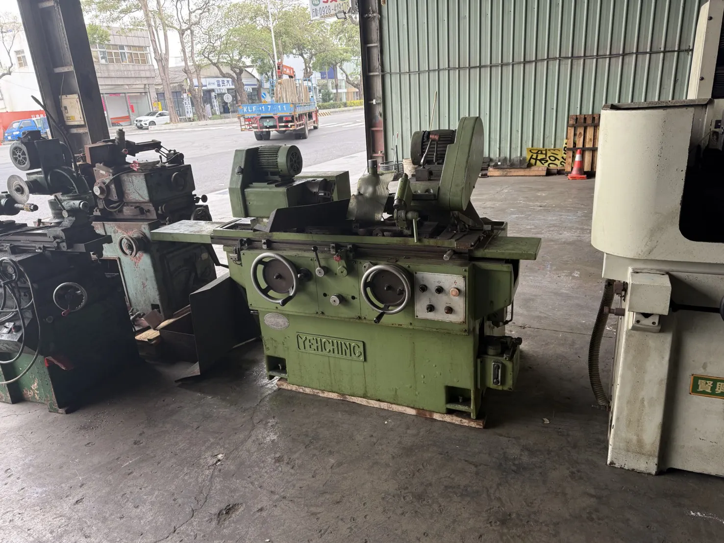 260128-1 機械一批. 榮光無心磨床12型.滾齒刀研磨機.葉青外圓磨床.賢興.眾程圓盤磨床.高鋒 傳統銑床.立式鑽床.鑽頭工具.TOYOTA柴油堆高機創技 單面拋光機. 長旺 懸臂鑽床.傳統銑床