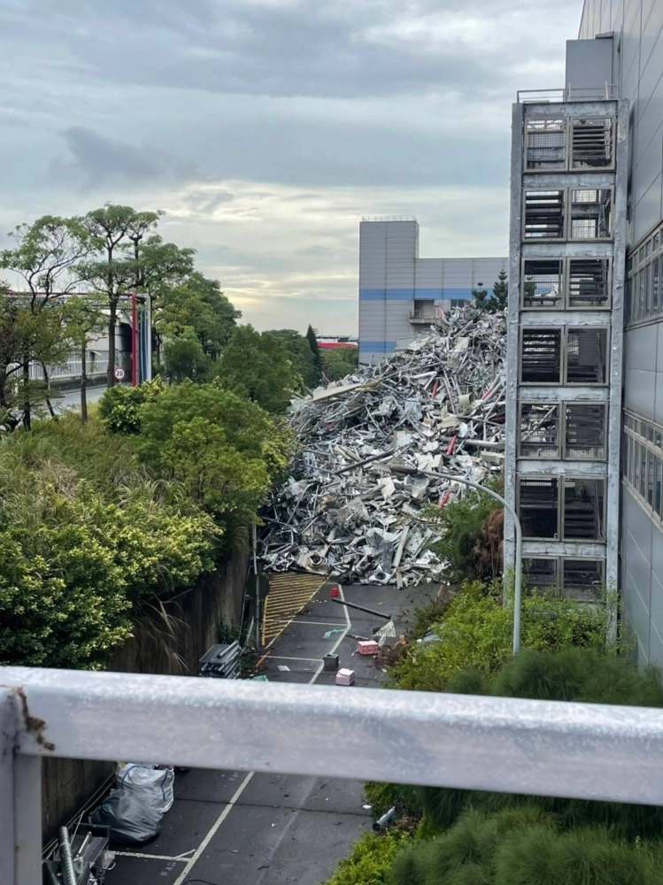 一順發｜電子科技廠設備拆除專家
專業處理電子科技廠房拆除工程，服務內容包含：

生產線設備拆解與搬移

無塵室設施拆除

機械回收與二手買賣

廢料分類與合法處理

我們重視