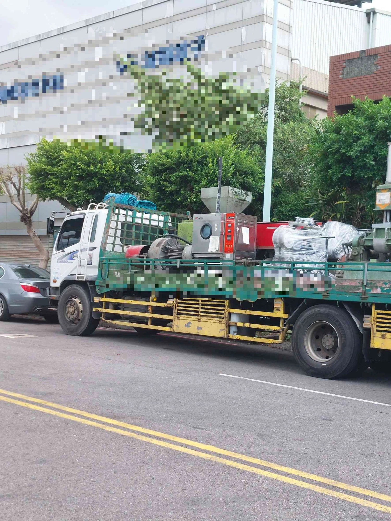 林口塑膠機械搬遷工程｜設備拆解、運輸及吊卸