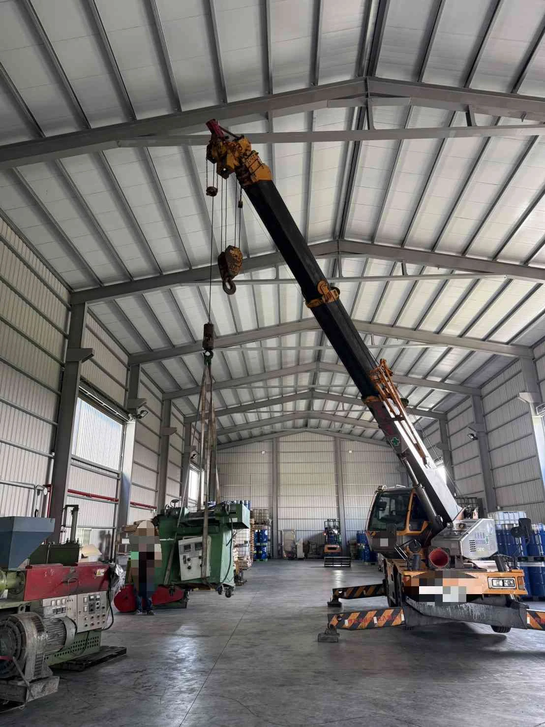 林口塑膠機械搬遷工程｜設備拆解、運輸及吊卸