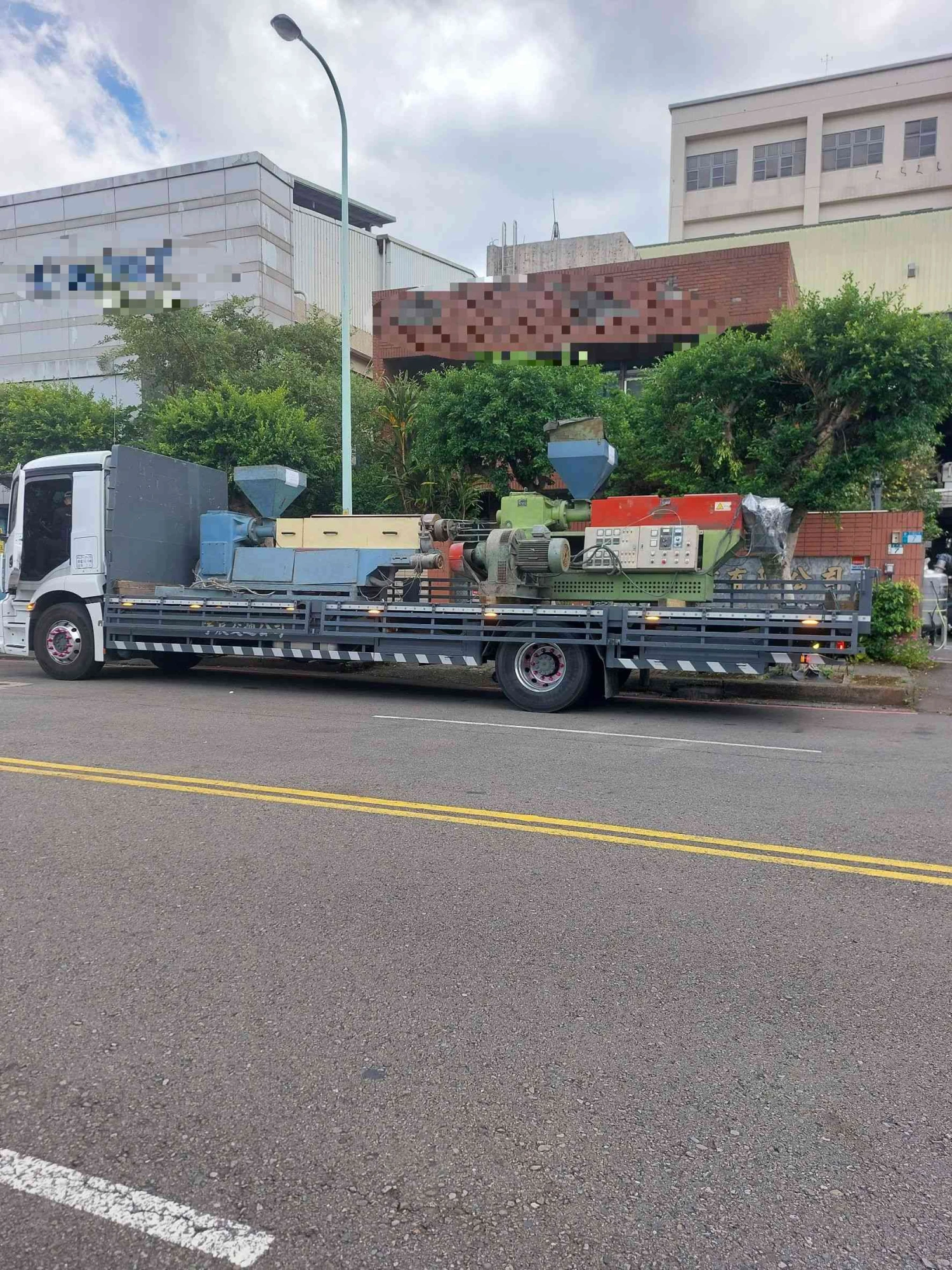 林口塑膠機械搬遷工程｜設備拆解、運輸及吊卸