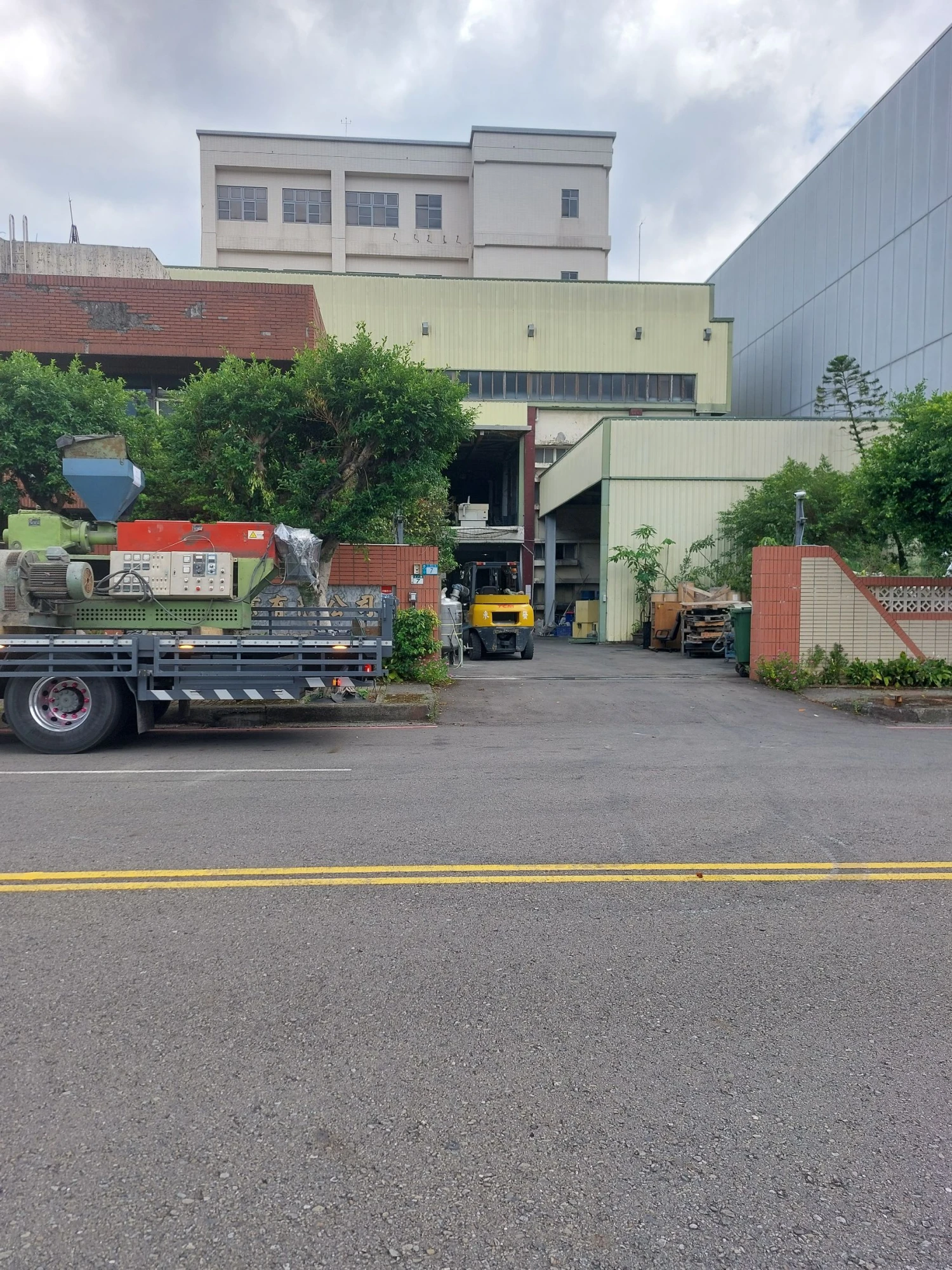 林口塑膠機械搬遷工程｜設備拆解、運輸及吊卸