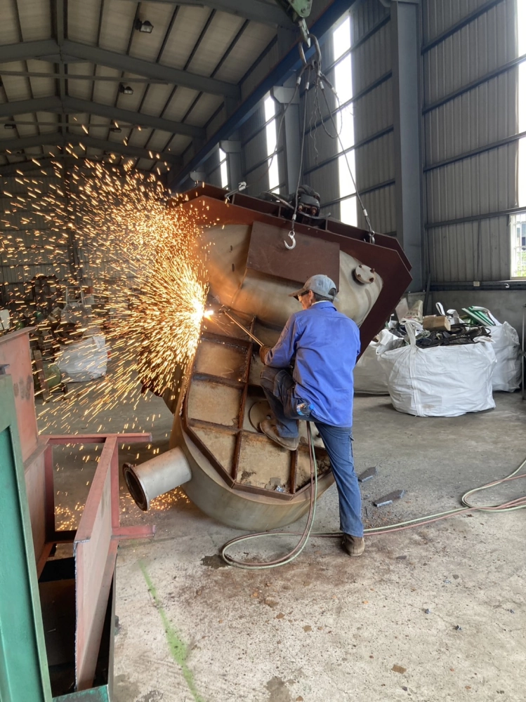 北部案場現場：金屬與白鐵不鏽鋼切割分離作業區,整廠清運拆除機械五金屬回收！