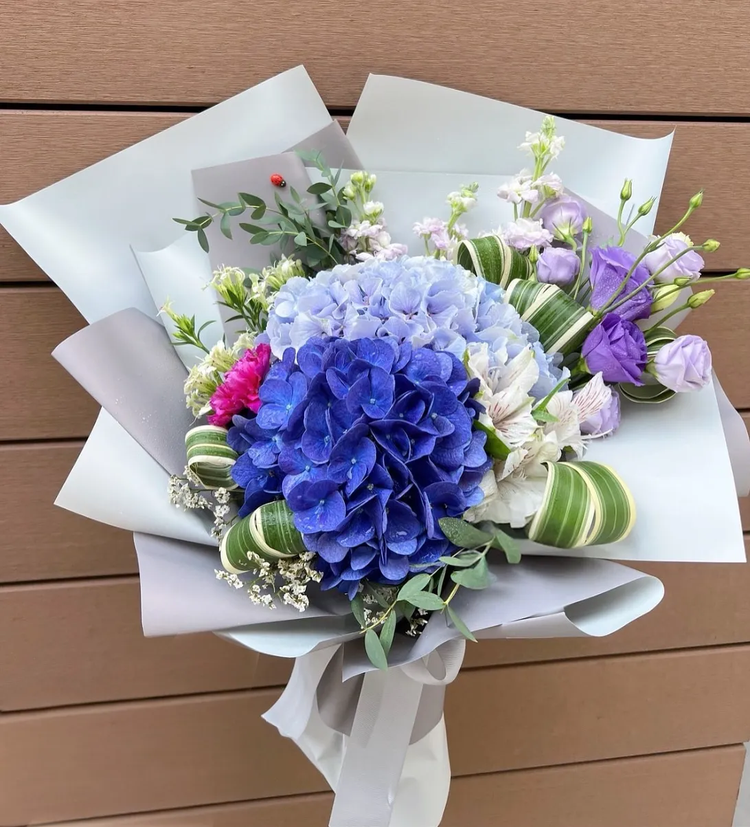 雙色藍璛球鮮花花束 FND2095