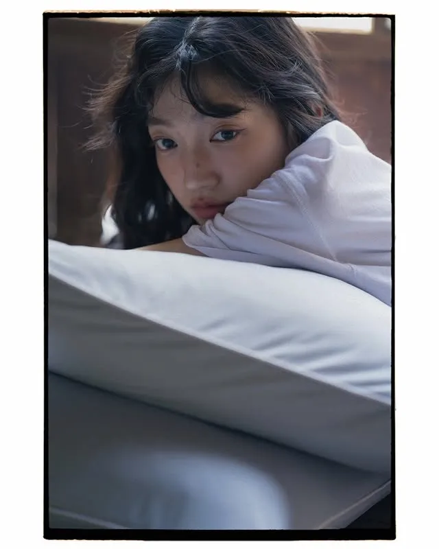 午後的陽光靜靜落在阿嬤家的榻榻米與木地板上，電風扇還是老樣子，吹著微熱又熟悉的氣味