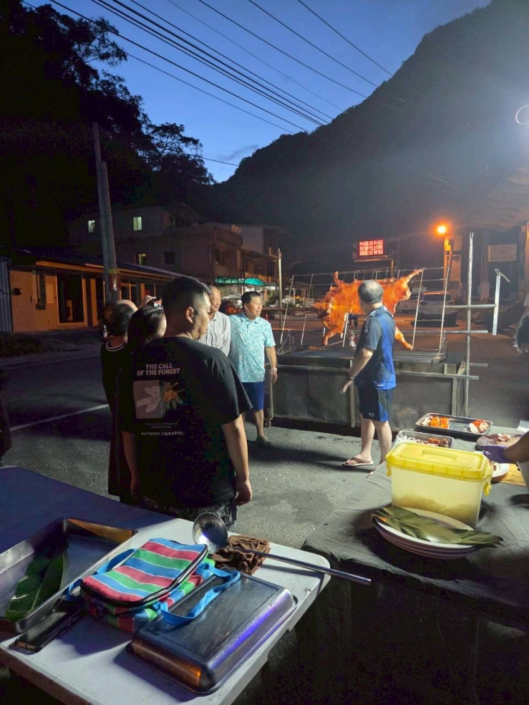 114.10.05天龍飯店客人訂購烤豬