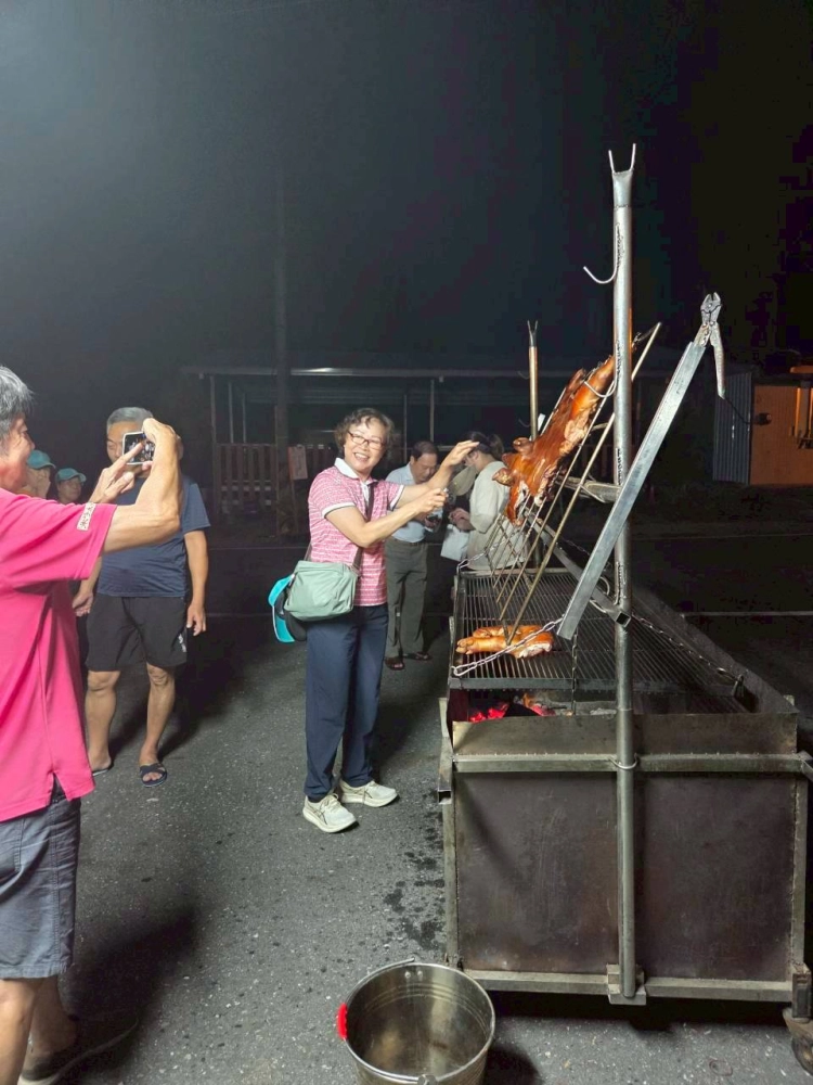 114.10.05天龍飯店客人訂購烤豬