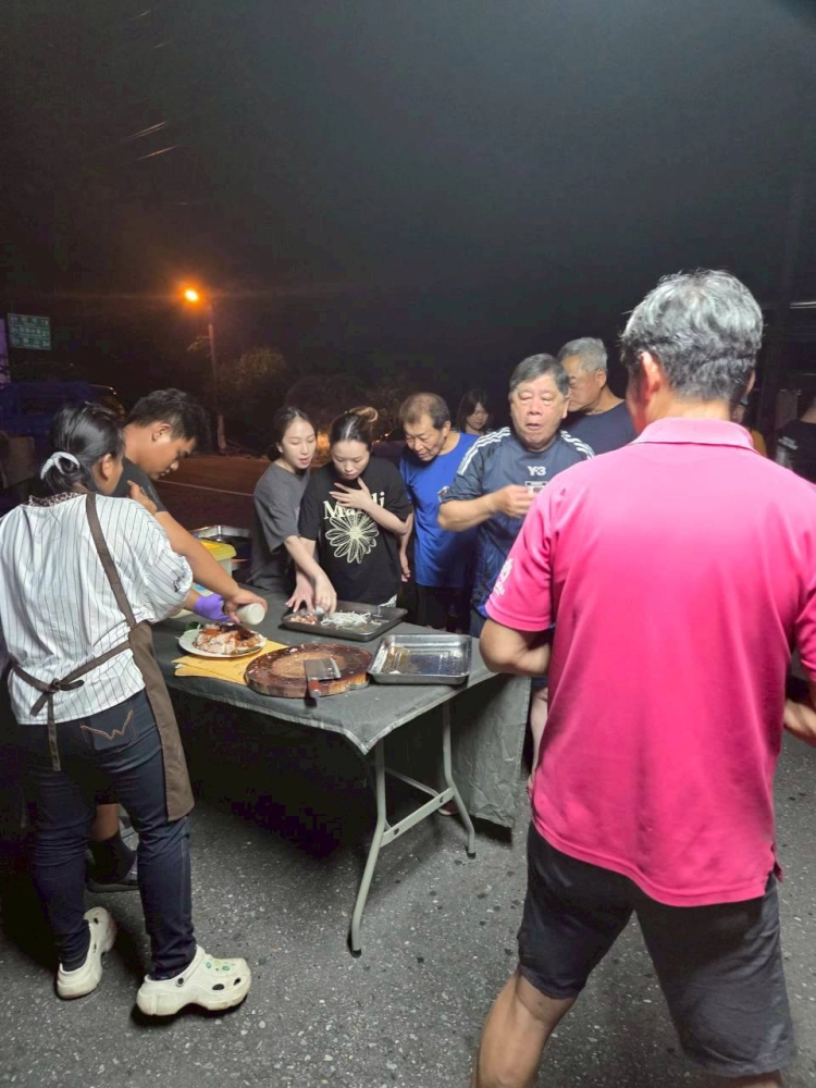 114.10.05天龍飯店客人訂購烤豬
