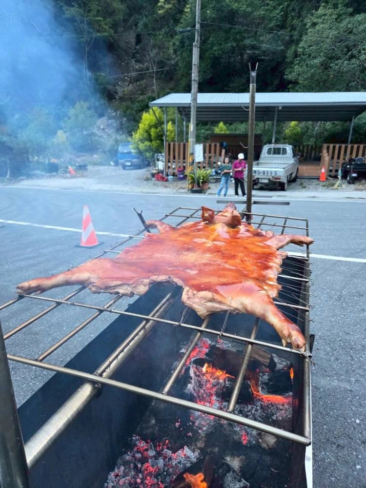 114.10.05天龍飯店客人訂購烤豬