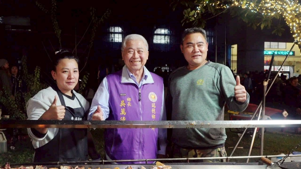 114.10.05天龍飯店客人訂購烤豬