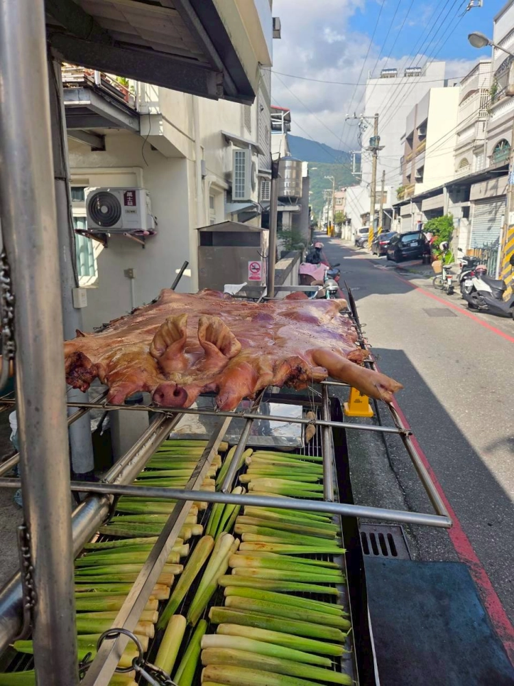 114.10.05天龍飯店客人訂購烤豬