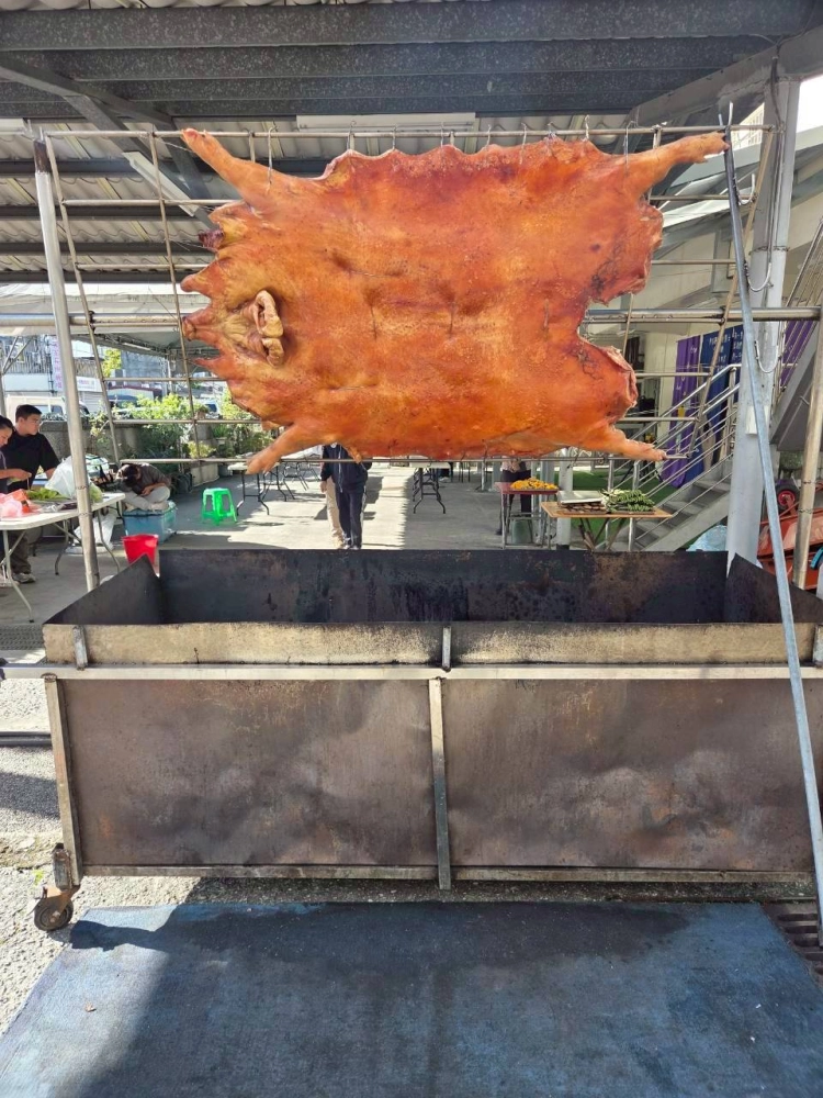 114.10.05天龍飯店客人訂購烤豬
