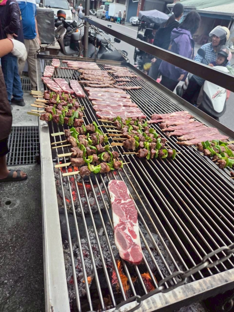 114.10.05天龍飯店客人訂購烤豬