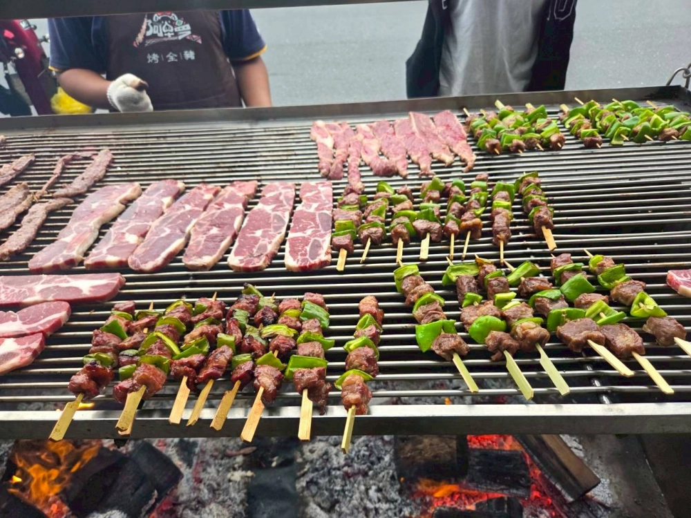 114.10.05天龍飯店客人訂購烤豬