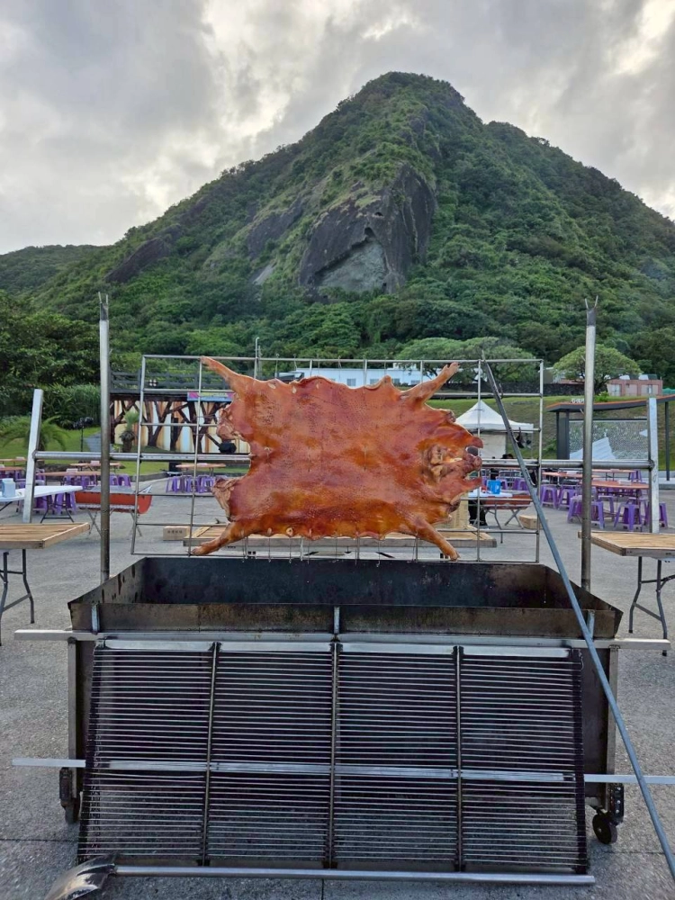 114.10.05天龍飯店客人訂購烤豬