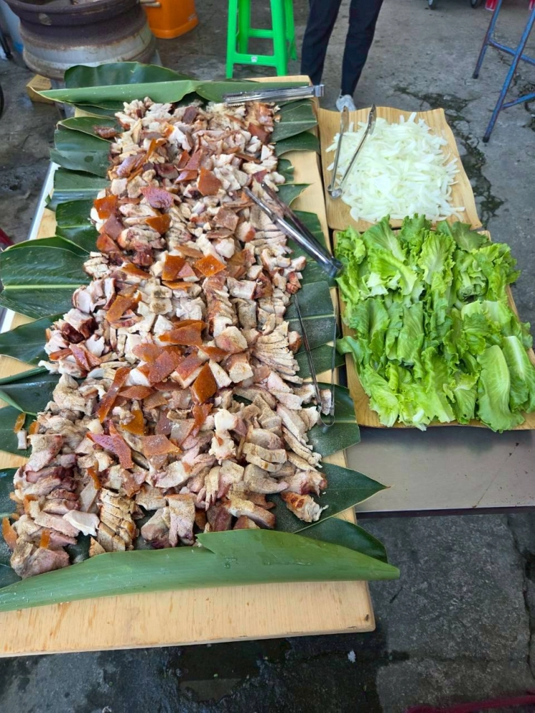 114.10.05天龍飯店客人訂購烤豬
