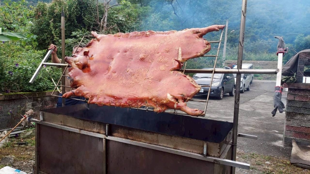 114.10.05天龍飯店客人訂購烤豬