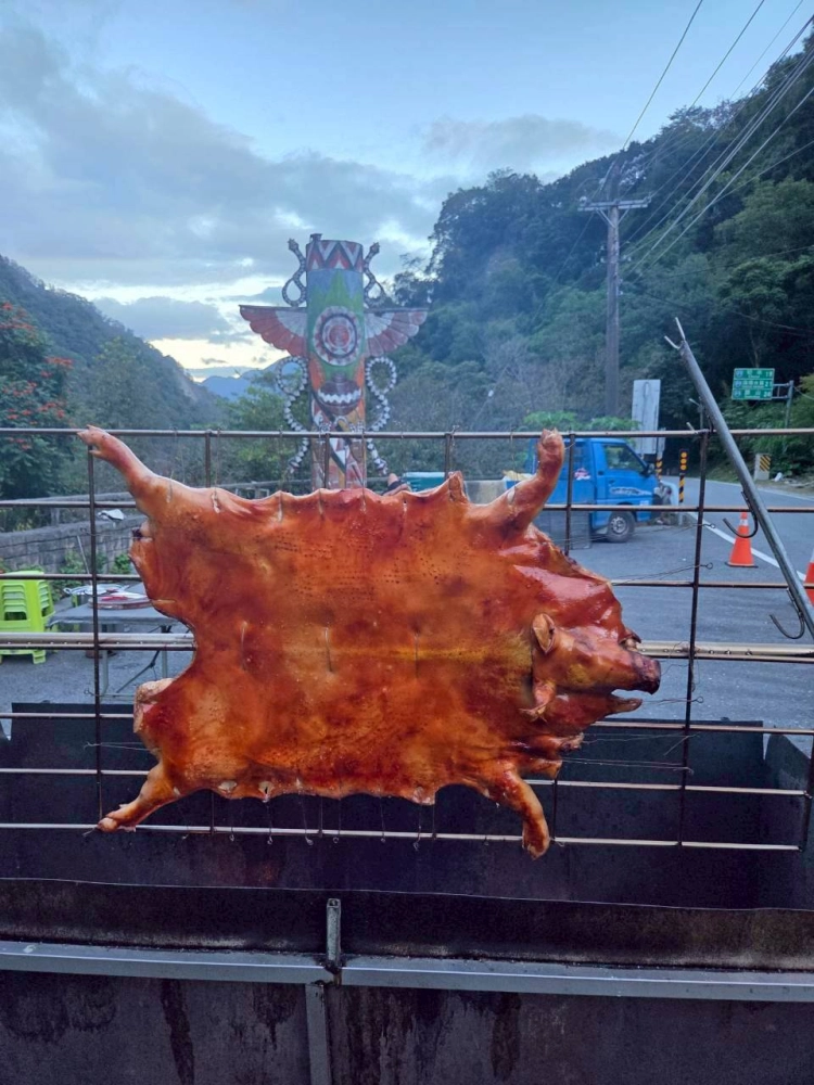 114.10.05天龍飯店客人訂購烤豬