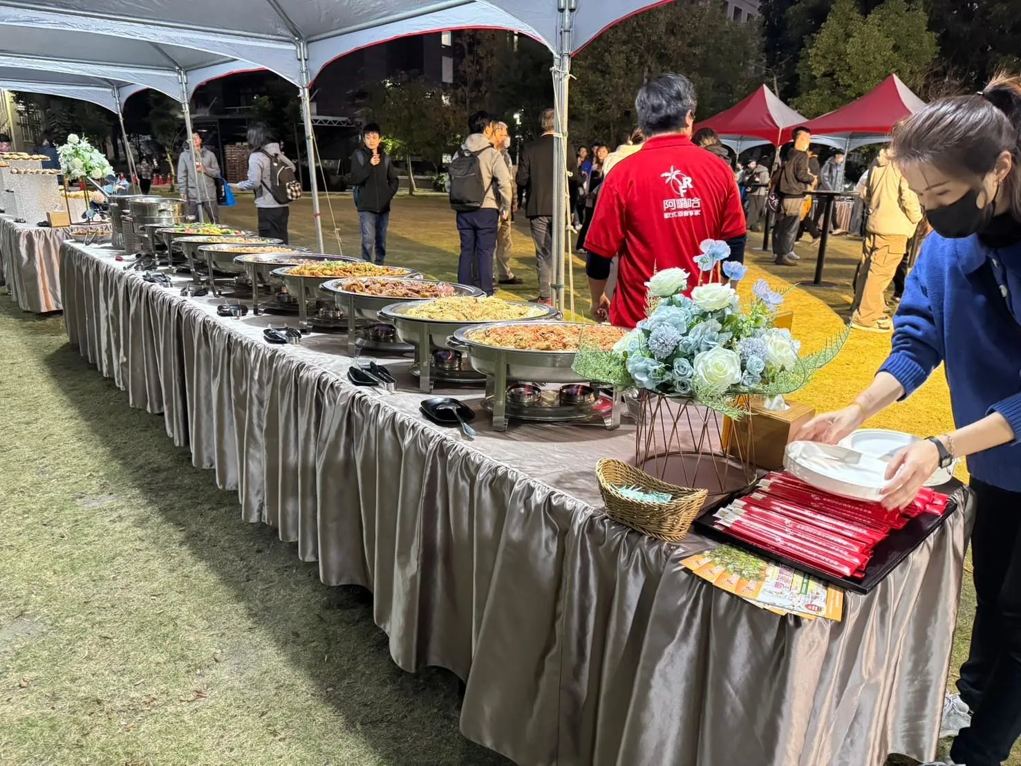 Q.請問餐點送到後，大概多久可以開桌?用餐時間大概多久?
