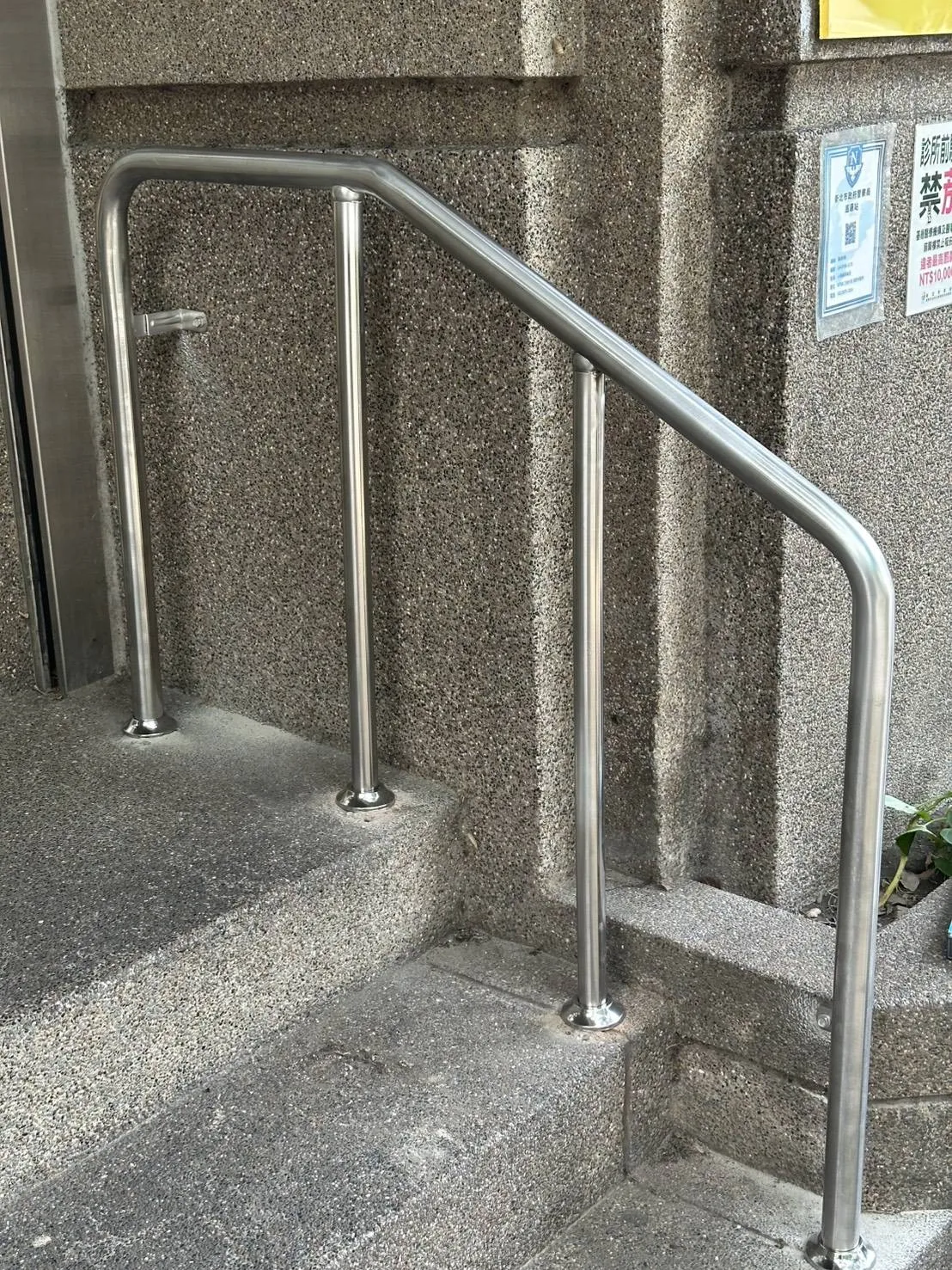 新北市鶯歌區大山耳鼻喉科診所案例分享｜不銹鋼立柱扶手