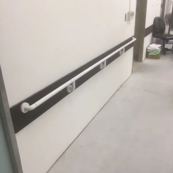 輕隔間加固後安裝水平扶手（桃園市中壢區衛生所）