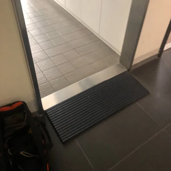 跨室內門檻