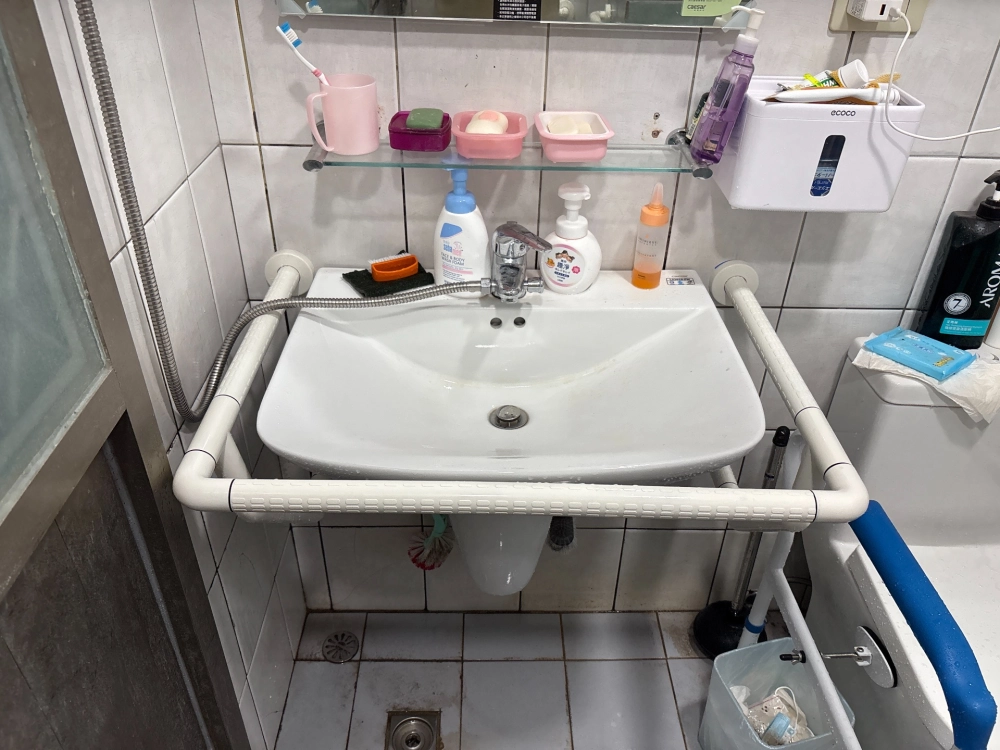 台北市中山區竇先生家的面盆較大且靠近推拉門