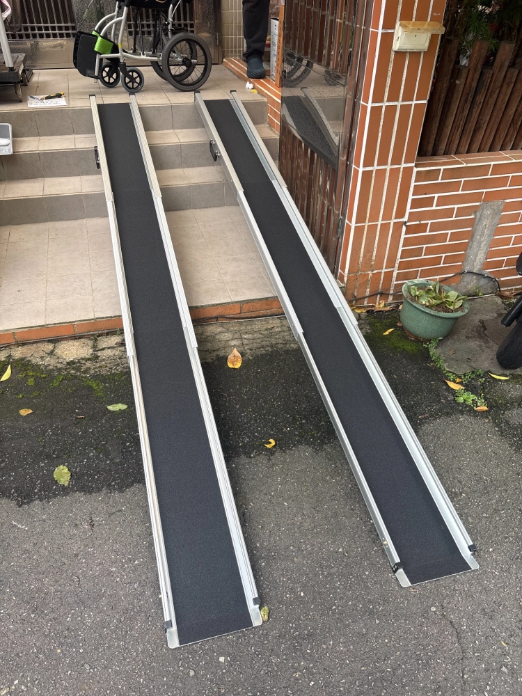 伸縮軌道是斜坡板300cm