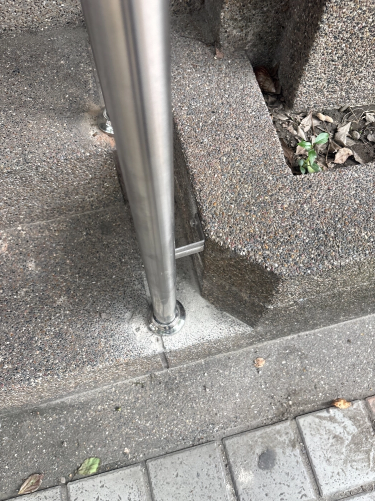 扶手側邊加裝橫桿