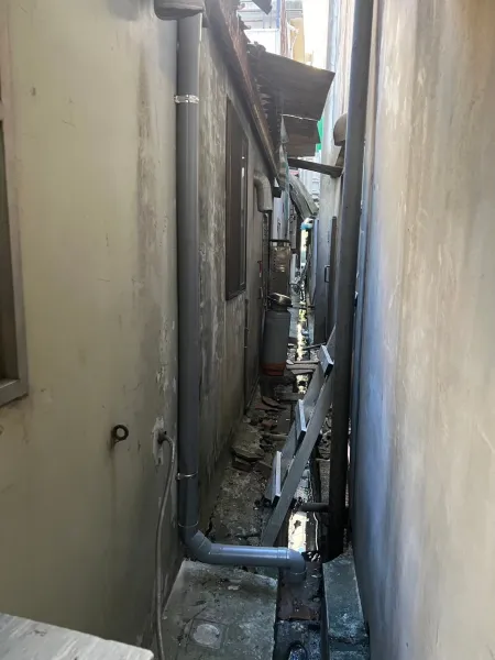 排水管沿牆面固定