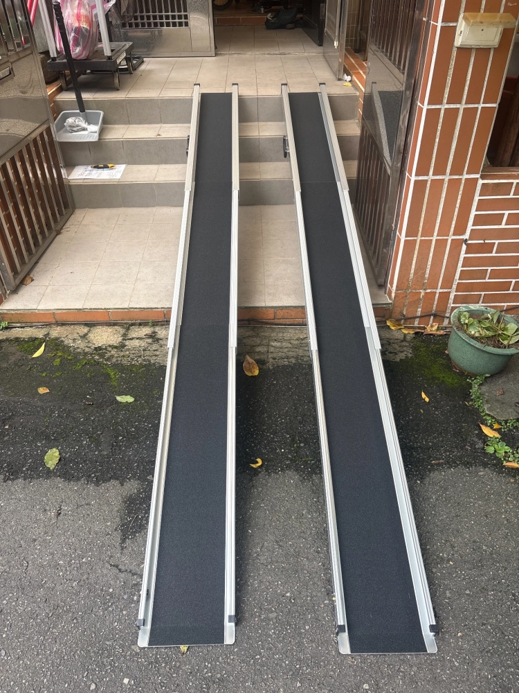 新北市新店區僑義路黃先生案例分享｜伸縮軌道式斜坡板300cm