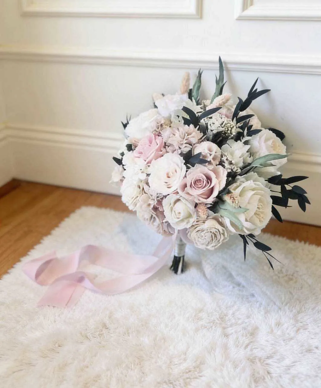 白玫輕語手捧花