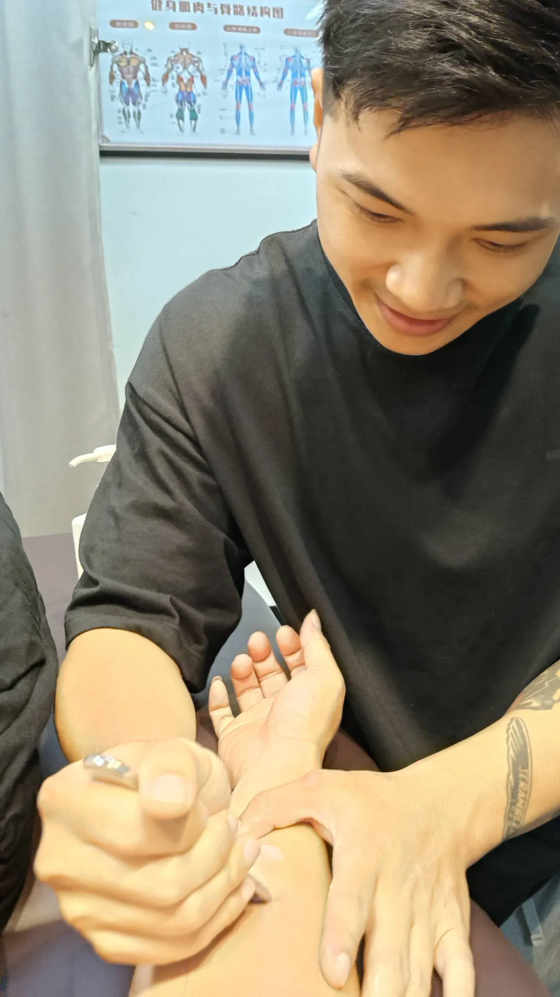 天氣忽冷忽熱， 肌肉其實比你想的還要緊繃。高雄筋膜刀/高雄筋膜刀放鬆